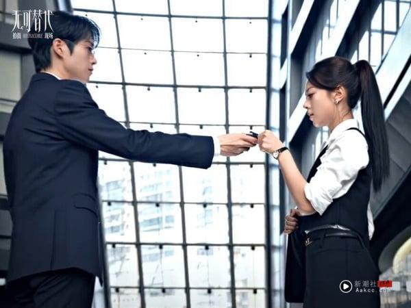 《无可替代》是一部都市职场剧，这是魏大勋以《我的人间烟火》霸总孟宴臣一角走红后，难得又接的言情偶像剧，一样是霸总型角色，让大家都很期待。而路透照赵今麦、魏大勋的CP感真的要满出来，还没播就让很多剧迷嗑疯头了！