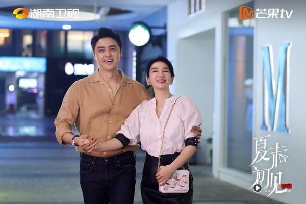 《夏末初见》找来黄奕、明道主演，讲述单亲妈妈沈蕾是一个情感插画师，独自抚养了两个孩子沈斯航、沈朵朵，生活平淡而温馨。直到有一天隔壁搬来一对莽撞的父女－－气象预报员林森及他的女儿林娜，由此打破了原本平静的生活。