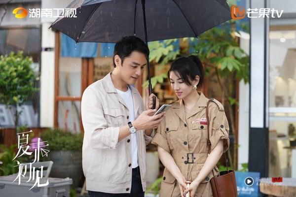 《夏末初见》找来黄奕、明道主演，讲述单亲妈妈沈蕾是一个情感插画师，独自抚养了两个孩子沈斯航、沈朵朵，生活平淡而温馨。直到有一天隔壁搬来一对莽撞的父女－－气象预报员林森及他的女儿林娜，由此打破了原本平静的生活。