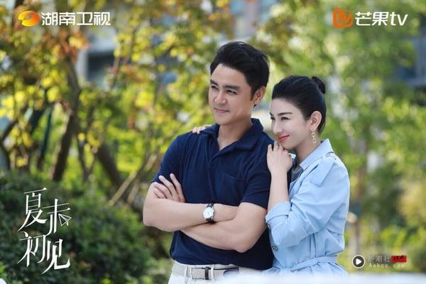 《夏末初见》找来黄奕、明道主演，讲述单亲妈妈沈蕾是一个情感插画师，独自抚养了两个孩子沈斯航、沈朵朵，生活平淡而温馨。直到有一天隔壁搬来一对莽撞的父女－－气象预报员林森及他的女儿林娜，由此打破了原本平静的生活。