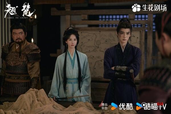 《翘楚》是最近Netflix的强档古装剧，一上线就火速冲上Netflix排行榜前排。《翘楚》找来《雁回时》陈都灵和《江湖夜雨十年灯》周翊然搭档，是大家爱看的重生大女主复仇剧。剧情进展满快，第一集铺垫女主的悲惨前世，第二集女主开始筹谋复仇。剧情节奏飞快，虽然一些逻辑没办法深思，但还是让很多剧迷很投入。如果是爱看《墨雨云间》、《雁回时》那种重生剧的观众，应该也会爱这部，陈都灵演技很到位。