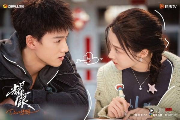 关晓彤、李昀锐主演的《耀眼》是最近的好评电视剧，质感不土气，氛围很细腻清新。《耀眼》没有无脑撒糖，感情铺垫很合理，选角也很适合。关晓彤和李昀锐还满有CP感，演技都不拉垮。网友称赞《耀眼》追起来真的很清爽，像是在夏天咬一口清凉西瓜，是特别适合夏天追的小甜剧。