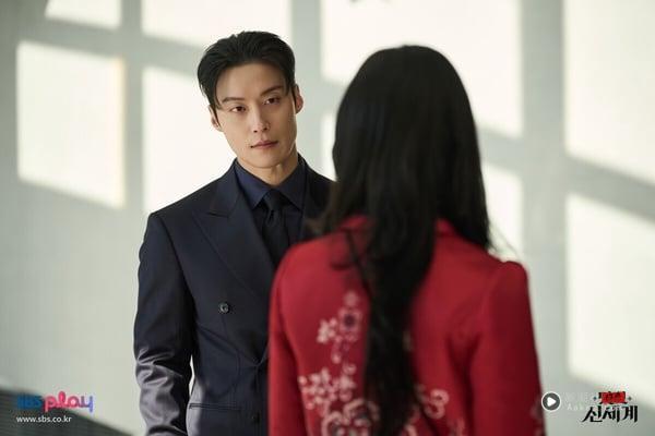 《我的王室死对头》许楠儁“霸总语录”：“准备游乐园、无人机秀、一万朵鲜花！”