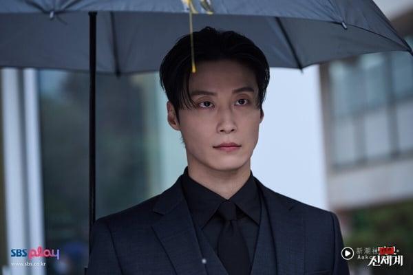 《我的王室死对头》许楠儁“霸总语录”：“准备游乐园、无人机秀、一万朵鲜花！”
