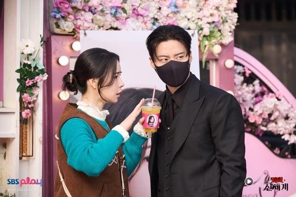 《我的王室死对头》许楠儁“霸总语录”：“准备游乐园、无人机秀、一万朵鲜花！”