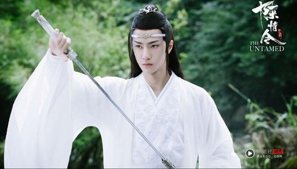 一部《陈情令》让王一博火成顶流男星，大家对王一博的印象往往停留在《陈情令》、《有翡》等古装偶像剧，不过王一博近年开始尝试拓宽戏路，成绩还不错呢！王一博2024年主演民国谍战剧《追风者》，该剧在爱奇艺上线后，热度火速冲破10000。电视台收视率也很亮眼，拿下黄金档收视第一，剧评大多都很正向。