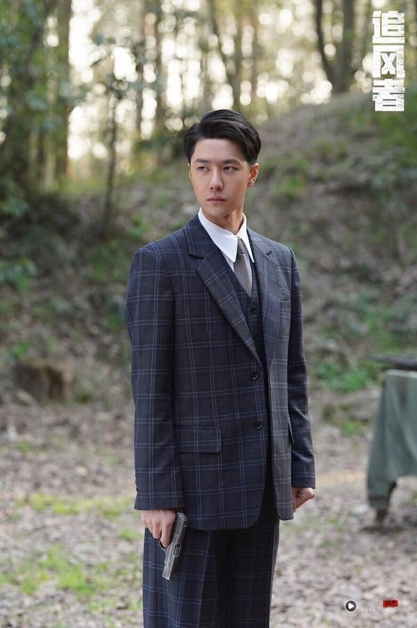 一部《陈情令》让王一博火成顶流男星，大家对王一博的印象往往停留在《陈情令》、《有翡》等古装偶像剧，不过王一博近年开始尝试拓宽戏路，成绩还不错呢！王一博2024年主演民国谍战剧《追风者》，该剧在爱奇艺上线后，热度火速冲破10000。电视台收视率也很亮眼，拿下黄金档收视第一，剧评大多都很正向。