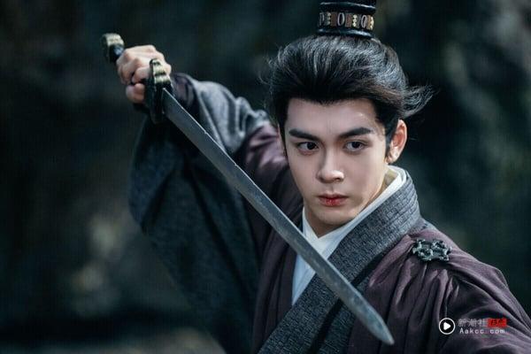 曾舜晞是95后不可小觑的一位男演员，他主演的《莲花楼》、《我可能遇到了救星》都是高分剧，这两部都冲破8分大关，一面倒好评！曾舜晞虽然流量不是最高，但一直稳定产出，推出的剧有很多都是口碑剧，是很多观众心中的好感演员。