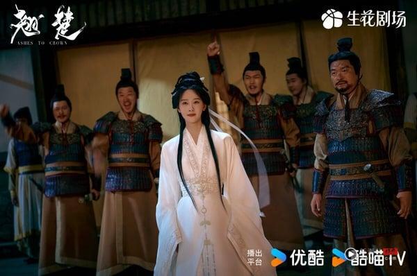 《翘楚》是最近的热门古装剧，重生大女主复仇的戏码，一追就让人上瘾。不过《翘楚》开播后评价两极，这部戏有不少权谋斗争戏份，女主为了阻止前世的渣夫称帝，以身犯险拯救皇孙，甚至自请为镇国长公主。剧情一环扣一环，很刺激，但也有人认为《翘楚》逻辑无法深思。