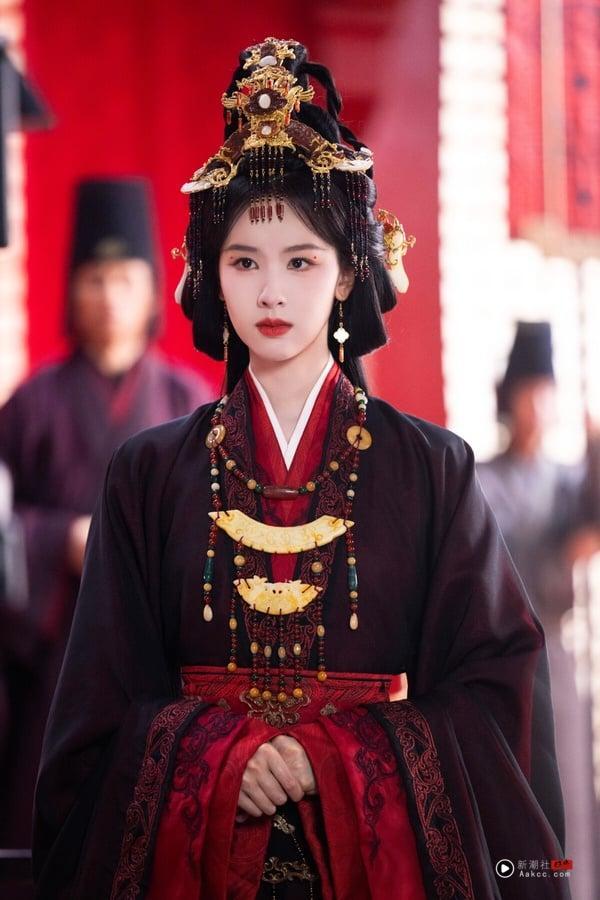 《翘楚》陈都灵饰演的楚朝其实原本不是公主，她是将军女儿，前世她无忧无虑，嫁给萧珣后却被丈夫害死，含冤而终。重生归来后，楚朝誓要改变命运，而第一个关键节点就是阻止萧珣登上皇位。为此，楚朝以身犯险救下皇长孙，更请求皇帝封自己为“镇国长公主”，楚家和皇家命运同荣同损。