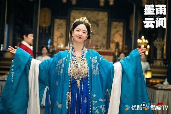 《墨雨云间》李梦饰演的婉宁长公主，真的是让人又爱又恨的角色！在剧中疯批、喜怒无常的性格，不只强迫沈玉容当自己的男宠，还让他去杀了自己的妻子薛芳菲，手段冷血狠毒！而李梦也把婉宁公主的“疯”诠释得很到位，光是微笑就能让人毛骨悚然！