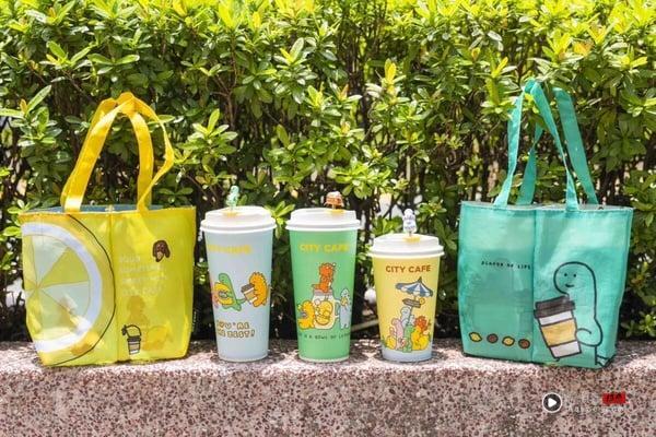 7-11 CITY CAFEＸJOGUMAN登场！新品真果芭乐气泡咖啡、JOGUMAN杯塞必收，再推咖啡优惠
