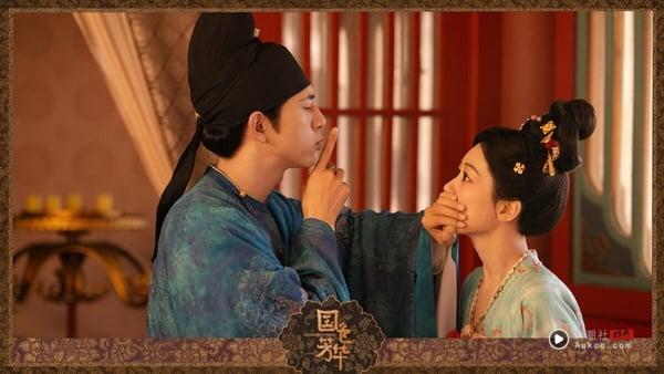 《国色芳华》找来了杨紫、李现二搭合作，光是两人的化学反应，就吸引了不少观众！《国色芳华》的制作质感很好，剧组完美还原唐朝风情，造型鲜艳又华丽，古风韵味十足。在剧本方面也很扎实，除了爱情线、感情线外，经商事业线也很有看点，充满高潮迭起。