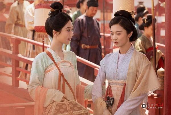 《国色芳华》找来了杨紫、李现二搭合作，光是两人的化学反应，就吸引了不少观众！《国色芳华》的制作质感很好，剧组完美还原唐朝风情，造型鲜艳又华丽，古风韵味十足。在剧本方面也很扎实，除了爱情线、感情线外，经商事业线也很有看点，充满高潮迭起。