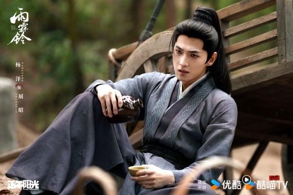 杨洋近年开始演了比较多古装剧，最近在武侠剧《雨霖铃》饰演江湖第一高手展昭，被仁宗皇帝亲封为御前四品带刀护卫，同时也是个江湖侠客。