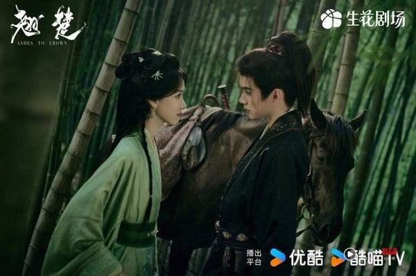 陈都灵《翘楚》是部重生大女主复仇剧，女主楚朝因为爱上渣男萧洵，简直被害惨了！她一直没看清楚萧洵的狼子野心，直到结婚后，萧洵登基称帝，真面目才逐渐展露。他以私通朔漠、谋害先皇为由，判死楚朝父亲，连妻子也不放过！最终楚朝含恨而死。重生归来，她誓要扭转局面！