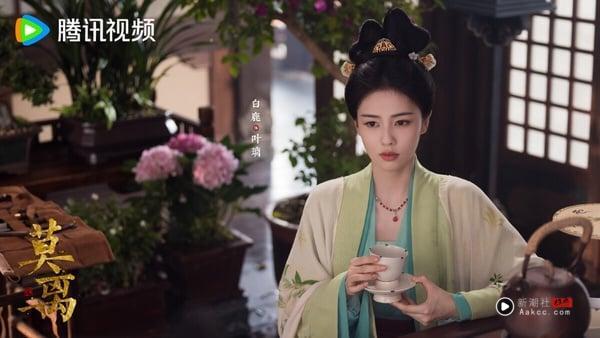 白鹿《莫离》定档6/9，要对打《翘楚》，两部都是大女主复仇剧呢！《莫离》找来《成何体统》丞磊和白鹿搭档，两人要上演先婚后爱，剧情满满看点！
