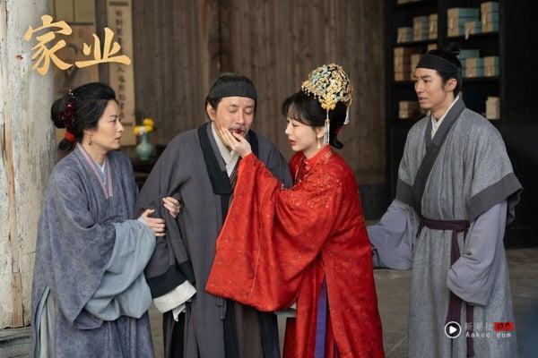 杨紫继《国色芳华》后，又推出大女主经商剧《家业》！《家业》以制墨为背景，质感不差，但一样的大女主经商套路，让人联想到《国色芳华》，因此一派观众觉得没有新意。不过《家业》拍得很古色古香，也有爽感打脸情节，剧本其实还不错。