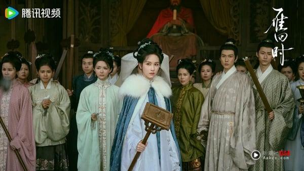 陈都灵除了《翘楚》，近年主演的《雁回时》也是热门的大女主重生剧。它和《墨雨云间》同为千山茶客的小说改编剧，一样上瘾！相较《翘楚》，其实《雁回时》的拍摄质感更获好评！《雁回时》古色古香，调色、运镜都有质感，剧情也有看点。受尽委屈的女主回家复仇，一步步斗垮那些欺负她的恶人，从第一集开始就让人着迷！