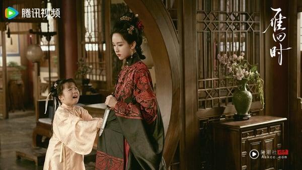 陈都灵除了《翘楚》，近年主演的《雁回时》也是热门的大女主重生剧。它和《墨雨云间》同为千山茶客的小说改编剧，一样上瘾！相较《翘楚》，其实《雁回时》的拍摄质感更获好评！《雁回时》古色古香，调色、运镜都有质感，剧情也有看点。受尽委屈的女主回家复仇，一步步斗垮那些欺负她的恶人，从第一集开始就让人着迷！