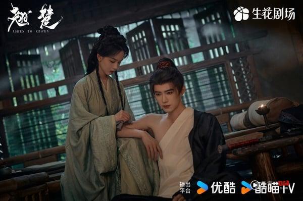 陈都灵主演的《翘楚》是最近的热门古装剧，主打大女主重生，这部剧被说很像短剧，融合了短剧快节奏和高爽感的特点，因此剧情很让人上瘾。但也有观众认为，《翘楚》虽然很上瘾，但可惜拍得不够细腻。