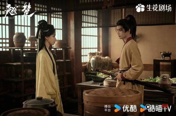 陈都灵主演的《翘楚》是最近的热门古装剧，主打大女主重生，这部剧被说很像短剧，融合了短剧快节奏和高爽感的特点，因此剧情很让人上瘾。但也有观众认为，《翘楚》虽然很上瘾，但可惜拍得不够细腻。