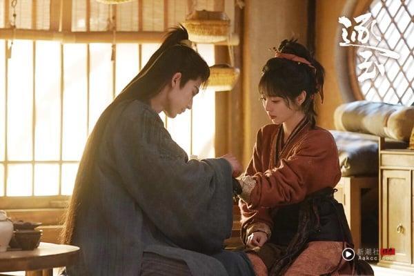 另外Netflix上的《耀眼》、《月鳞绮纪》、《逐玉》也都是高收视热门电视剧，不过这些热门剧评分往往不会非常高。李昀锐《耀眼》豆瓣开分5.9，鞠婧祎《月鳞绮纪》5.4分、张凌赫《逐玉》6.4分。