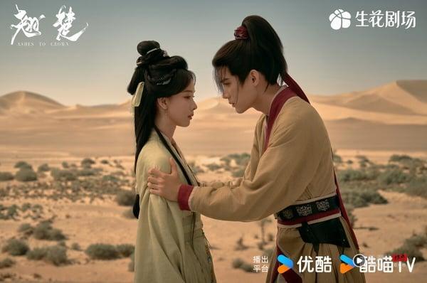 Netflix最近有许多新剧热播，话题最高的就是陈都灵《翘楚》了！《翘楚》主打大女主重生，这部剧融合了短剧快节奏和高爽感的特点，剧情很让人上瘾。《翘楚》目前豆瓣暂未开分，不过观众口碑两极，虽然剧情爽感足，但有人认为许多剧情无法深思，比不上其他制作质感更高、剧本更扎实的精品剧。