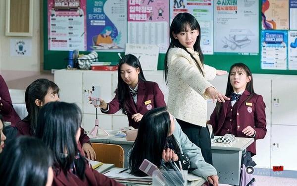 《铁拳教育》遭韩网抵制！n大争议一次看：在受害女高拍“女学生捏造性Q”太嘲讽！