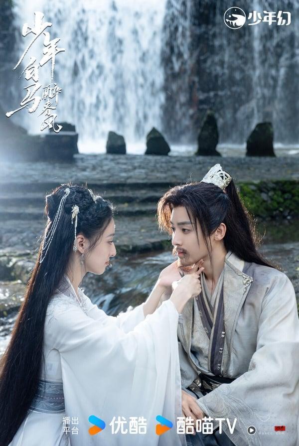 《少年白马醉春风》和高评武侠剧《少年歌行》出自同一个小说作者，故事有联动，但口碑却差很多。《少年歌行》在豆瓣拿下8.3的高分，反观《少年白马醉春风》仅5.9。不少观众认为剧情拖沓，明明是武侠剧，但打戏全靠特效撑场面，没有拍出武侠剧精随。