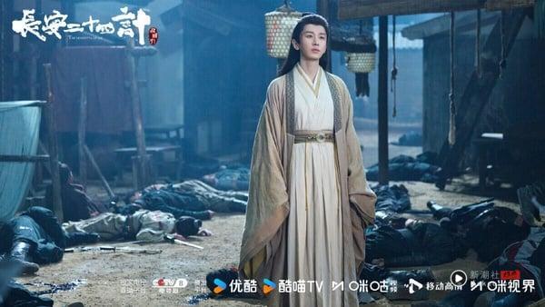 成毅《长安二十四计》拿下第十！这部剧因为成毅而开出高讨论度，服化道都是高质感，剧本方面有人认为节奏太慢、有点在故弄玄虚，也有人认为故事反转又反转，追得停不下来。《长安二十四计》因着成毅，收视还是不差，剧中成毅饰演的是疯批男主，为了复仇可以牺牲一切，角色很带感。