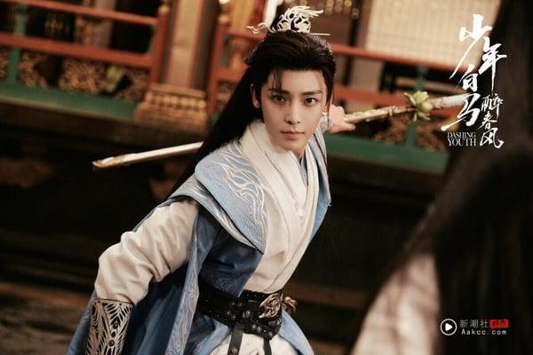 《少年白马醉春风》和高评武侠剧《少年歌行》出自同一个小说作者，故事有联动，但口碑却差很多。《少年歌行》在豆瓣拿下8.3的高分，反观《少年白马醉春风》仅5.9。不少观众认为剧情拖沓，明明是武侠剧，但打戏全靠特效撑场面，没有拍出武侠剧精随。