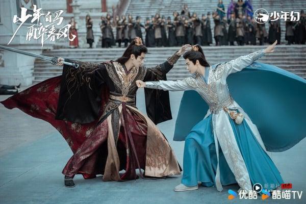 《少年白马醉春风》和高评武侠剧《少年歌行》出自同一个小说作者，故事有联动，但口碑却差很多。《少年歌行》在豆瓣拿下8.3的高分，反观《少年白马醉春风》仅5.9。不少观众认为剧情拖沓，明明是武侠剧，但打戏全靠特效撑场面，没有拍出武侠剧精随。