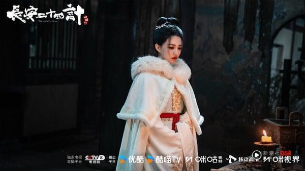 成毅《长安二十四计》拿下第十！这部剧因为成毅而开出高讨论度，服化道都是高质感，剧本方面有人认为节奏太慢、有点在故弄玄虚，也有人认为故事反转又反转，追得停不下来。《长安二十四计》因着成毅，收视还是不差，剧中成毅饰演的是疯批男主，为了复仇可以牺牲一切，角色很带感。