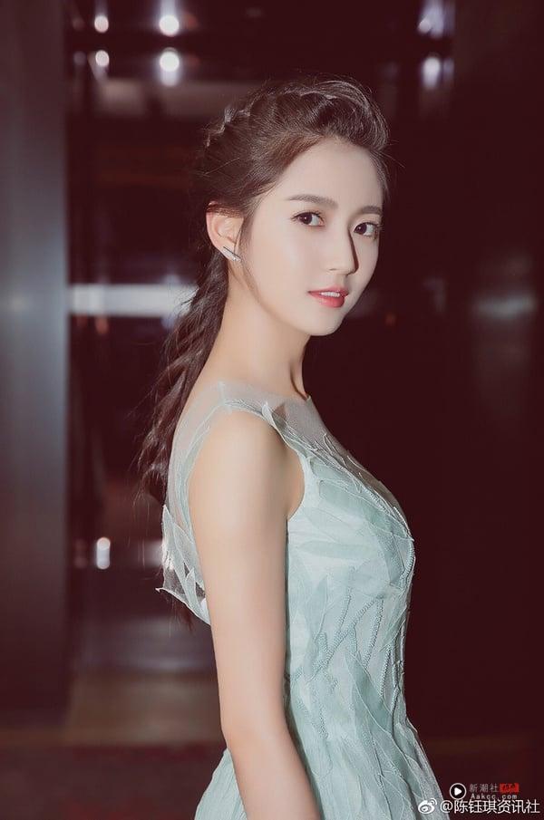 陈钰琪是公认长得很美的90后女星，她的美带有一点英气，是小花里少有的气质，古装扮相也很美。仔细看陈钰琪真的长得很标志，五官是很漂亮的，而且有辨识度。