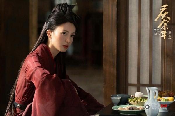 金晨也是美人啊！金晨走的是成熟御姐路线，每次只要出席红毯，她的造型、身材几乎也都会引起热议，外型很抢眼。
