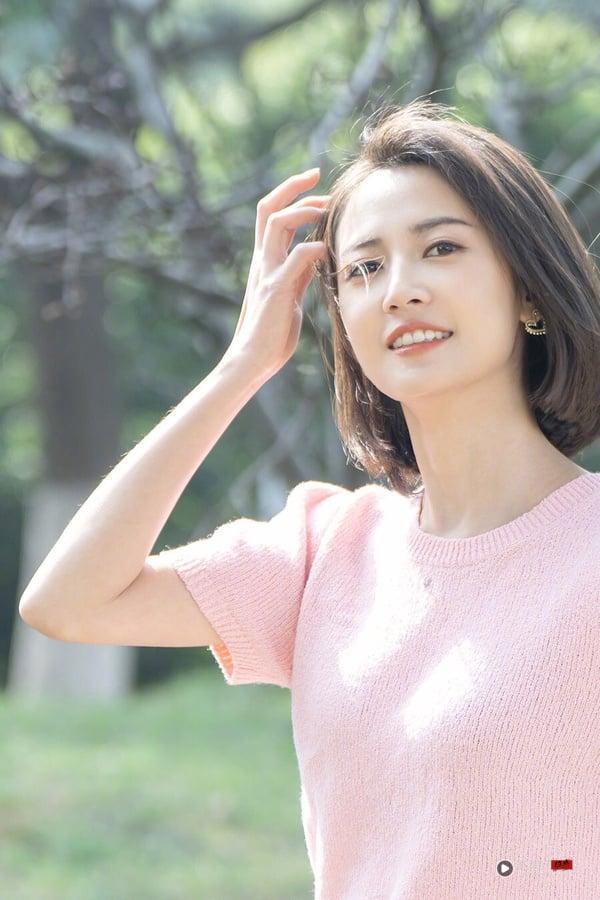 陈钰琪是公认长得很美的90后女星，她的美带有一点英气，是小花里少有的气质，古装扮相也很美。仔细看陈钰琪真的长得很标志，五官是很漂亮的，而且有辨识度。