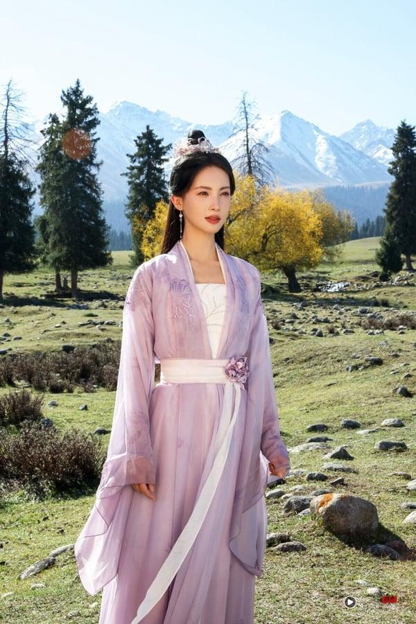 金晨也是美人啊！金晨走的是成熟御姐路线，每次只要出席红毯，她的造型、身材几乎也都会引起热议，外型很抢眼。