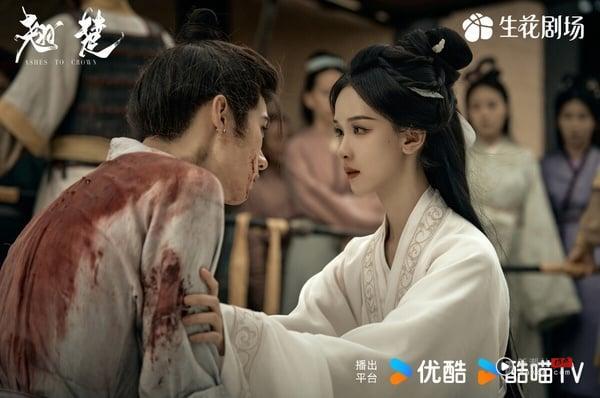 陈都灵《翘楚》最近对打白鹿《莫离》，两部古装剧各有优缺点。相较之下，《翘楚》走上瘾路线，重生大女主复仇题材，融合了短剧的优点，主打节奏快进、爽感满满，让很多一追沦陷。不过也有人觉得，《翘楚》很多剧情没有铺垫清楚，导演画面呈现上没有《莫离》、《逐玉》那样的镜头美学。但《翘楚》剧情爽度高，这种女主重生复仇的戏码，真的很痛快！