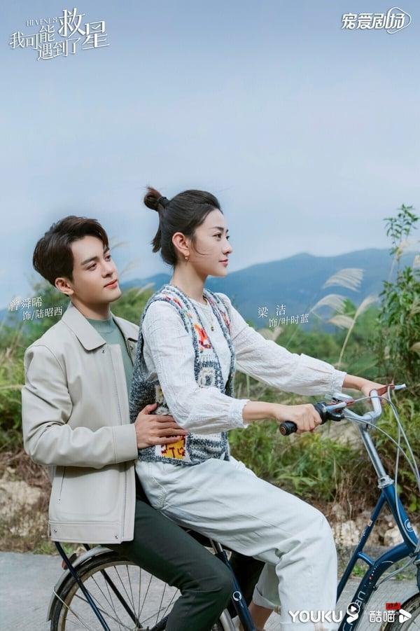 曾舜晞主演的《我可能遇到了救星》冲出高评价，豆瓣高达评分8.1，清一色好评。《救星》剧情乍看之下有点老套，一样是霸道总裁落难记、欢喜冤家看对眼的故事，但剧情没有无脑撒糖，人物刻画得相当好。曾舜晞饰演的这个霸总，有礼貌、有风度，完全不会油腻，女主角理智清醒，剧中把男女主角的身分差异、职场线刻划得很好，爱情线有理有据，完全不降智！