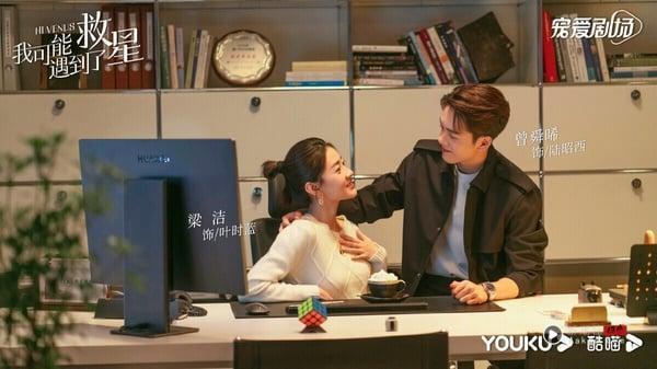 曾舜晞主演的《我可能遇到了救星》冲出高评价，豆瓣高达评分8.1，清一色好评。《救星》剧情乍看之下有点老套，一样是霸道总裁落难记、欢喜冤家看对眼的故事，但剧情没有无脑撒糖，人物刻画得相当好。曾舜晞饰演的这个霸总，有礼貌、有风度，完全不会油腻，女主角理智清醒，剧中把男女主角的身分差异、职场线刻划得很好，爱情线有理有据，完全不降智！