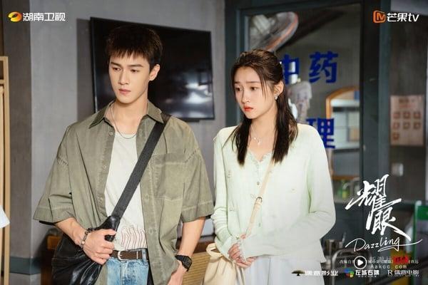 《耀眼》是最近小有话题的Netflix电视剧，高智落难千金女主vs.全能野草男主。《耀眼》的氛围很细腻清新，没有无脑撒糖、没有狗血霸总，对爱情的铺垫满细腻，节奏也不拖沓，是一部很适合盛夏追的小甜剧。关晓彤很适合演清冷傲娇北京大小姐，李昀锐也清爽不油腻，剧荒真的可以一追！