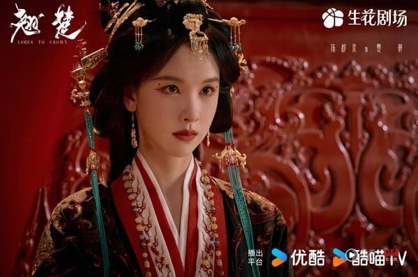 《翘楚》是最近很多人热追的电视剧，重生大女主复仇题材。《翘楚》节奏飞快，是有短剧风格的长剧，第一集铺垫女主的悲惨前世，第二集女主开始筹谋复仇。虽然有观众认为《翘楚》很多剧情没有铺垫清楚、拍摄质感不够高，但《翘楚》剧情爽度高，事情一个接一个，真的满上瘾！陈都灵演复仇大女主也很对味！