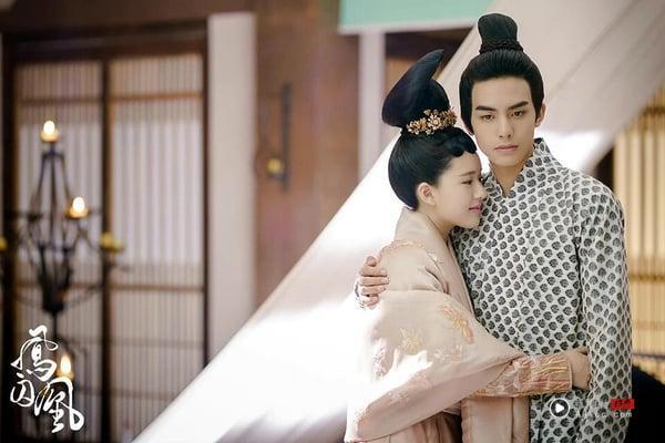 最近白鹿、关晓彤的新剧相继热播，也让两人当年合作的《凤囚凰》再次引起热议！《凤囚凰》真的是一部很神奇的剧，该剧由宋威龙、关晓彤主演，人气小说大IP改编。当年《凤囚凰》开播时被好多网友群嘲，是豆瓣只有3.8分的大雷剧，没想到这么多年，剧里的配角通通都火了！