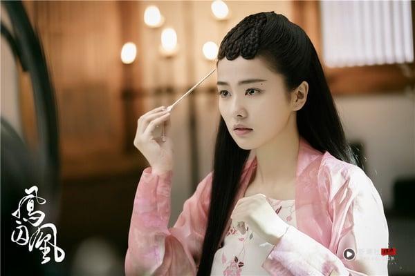 最近白鹿、关晓彤的新剧相继热播，也让两人当年合作的《凤囚凰》再次引起热议！《凤囚凰》真的是一部很神奇的剧，该剧由宋威龙、关晓彤主演，人气小说大IP改编。当年《凤囚凰》开播时被好多网友群嘲，是豆瓣只有3.8分的大雷剧，没想到这么多年，剧里的配角通通都火了！