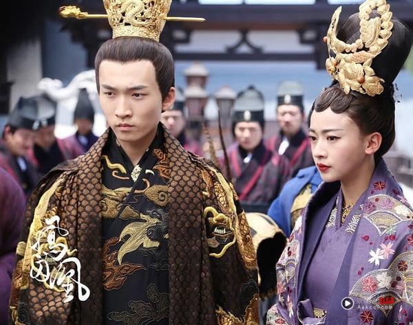 最近白鹿、关晓彤的新剧相继热播，也让两人当年合作的《凤囚凰》再次引起热议！《凤囚凰》真的是一部很神奇的剧，该剧由宋威龙、关晓彤主演，人气小说大IP改编。当年《凤囚凰》开播时被好多网友群嘲，是豆瓣只有3.8分的大雷剧，没想到这么多年，剧里的配角通通都火了！