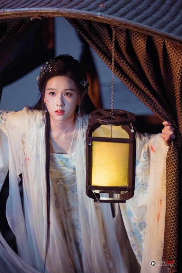 陈都灵是近年古装很受好评的古典美人，最近陈都灵在《翘楚》饰演重生复仇大女主，有很多华丽的宫廷造型。而先前陈都灵还有一部《月鳞绮纪》热播，这部是仙侠剧，陈都灵在《月鳞绮纪》的造型就走仙气飘飘路线，依样超美！