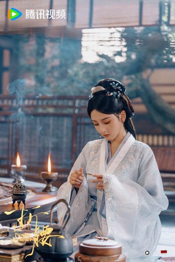 当初《折腰》一开播，大家都被宋祖儿美翻了！《折腰》一直是网友高期待的古装剧，预告造型就很精致，而正片也没让大家失望。《折腰》原着小说背景参考三国，是一代枭雄和顶级美人在乱世之下的爱恋。造型设计也参考了三国的衣服，很让人眼睛一亮呢！