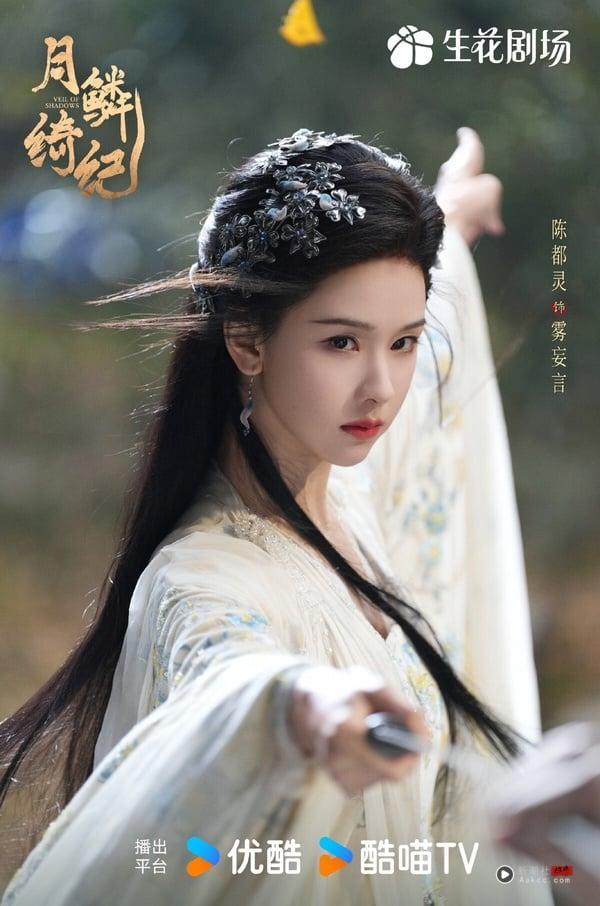 陈都灵是近年古装很受好评的古典美人，最近陈都灵在《翘楚》饰演重生复仇大女主，有很多华丽的宫廷造型。而先前陈都灵还有一部《月鳞绮纪》热播，这部是仙侠剧，陈都灵在《月鳞绮纪》的造型就走仙气飘飘路线，依样超美！