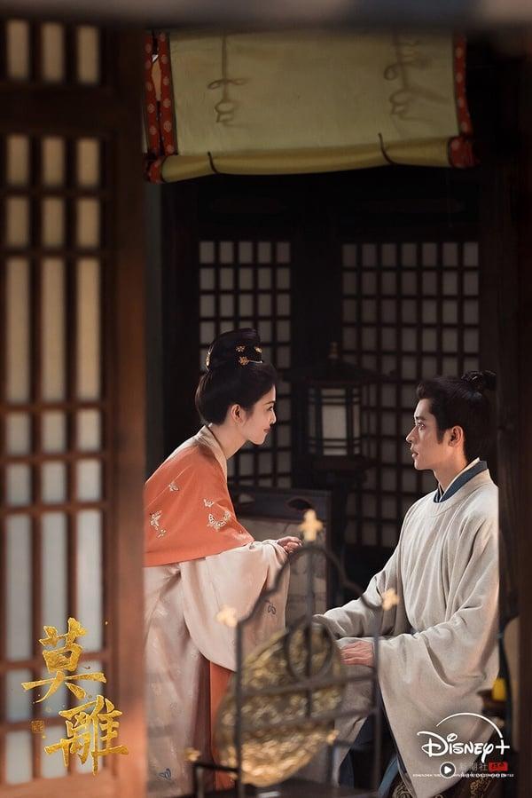白鹿《莫离》是最近的高热度古装剧，导演的镜头满有美感，服化道古色古香。虽然也有观众认为，《莫离》开头铺垫太慢，不是《翘楚》、《墨雨云间》那种一集上瘾的电视剧，但也有人认为，随着剧情展开，其实《莫离》越来越引人入胜。《莫离》是难得有拍出古韵的古装剧，喜欢看帅哥美女的观众，真的可以追追看！